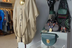 Garments Vintage - beiges Leder-Cape und Ethno-Accessoire