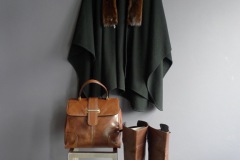 Garments Vintage - Schwarzes Cape und braune Stiefel