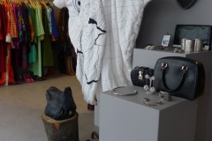 Garments Vintage - Weisses Gewand und Kunst