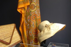 Garments Vintage - Oranger Kaftan und ein grosser Hut