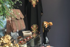 Garments Vintage - Schwarzer Kaftan und gelbe Accessoires