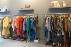 Garments Vintage - Stangen mit vielen Kleidern