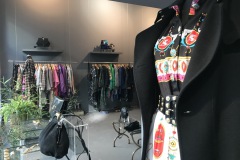 Garments Vintage - Uebersicht Buntes Kleid und schwarzer Mantel